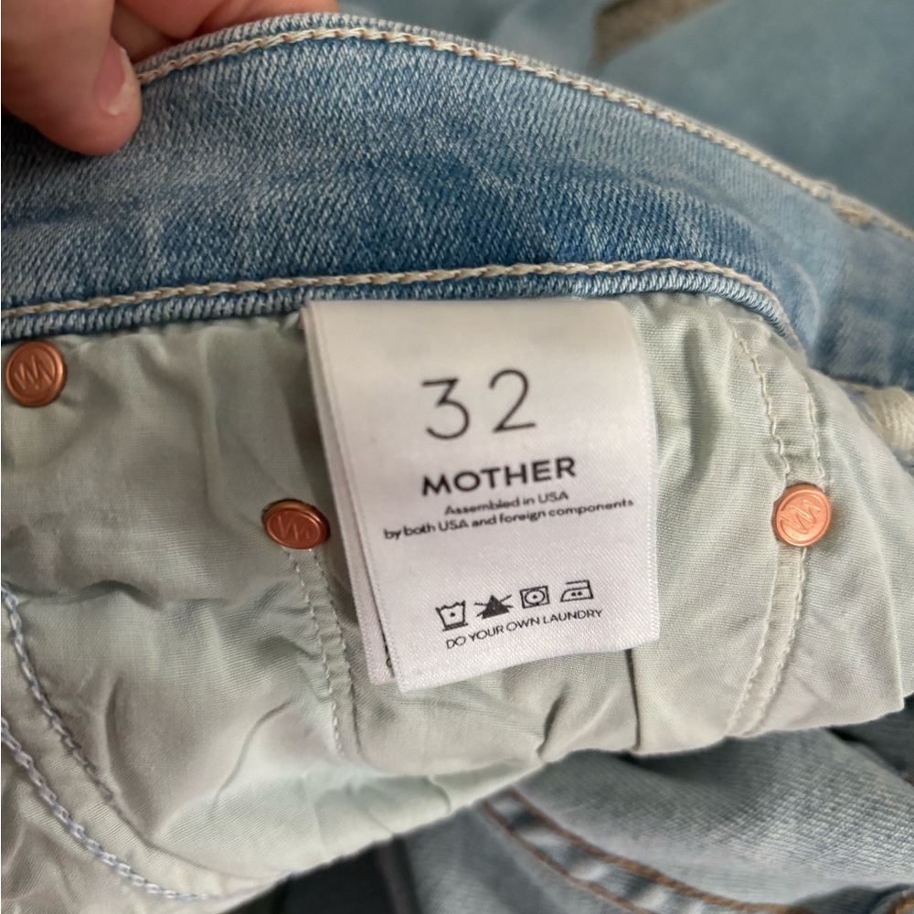 MOTHER The Weekender Fray Jeans Size 32 Light Wash Flare Raw Hem - Picture 4 of 5